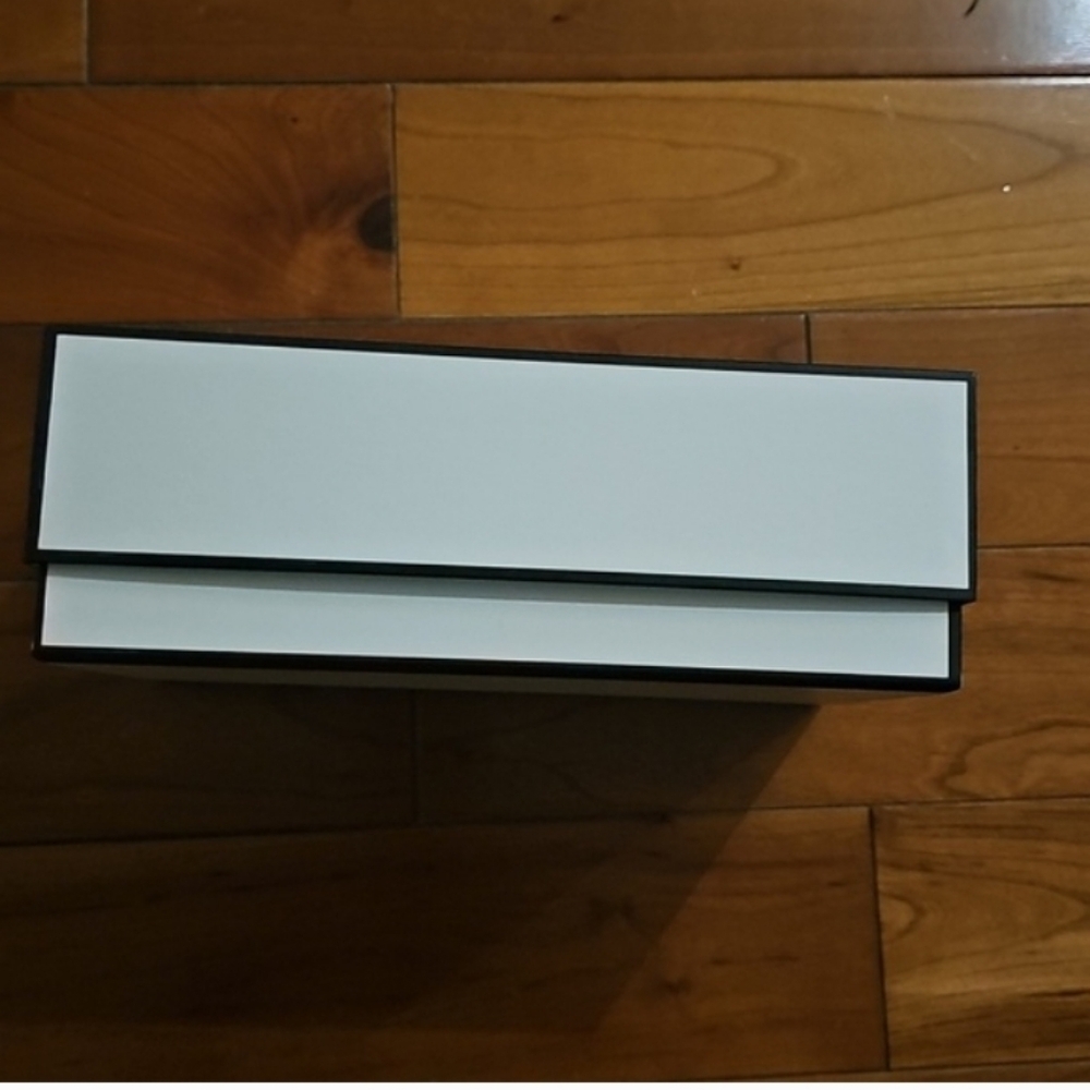 Chanel Box With Ribbon - Picture 3 of 5